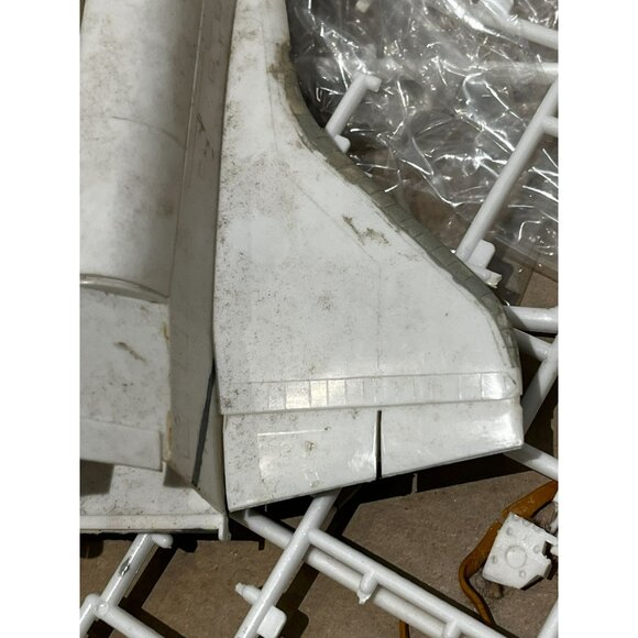 Entex Space Shuttle "Enterprise" Model Kit 1:144 Scale Kit #8529 started - Picture 15 of 16